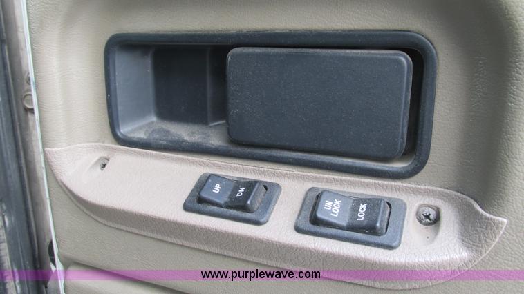 image for item L5272 2007 International 9400i semi truck