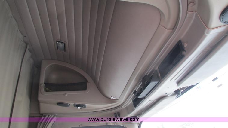 image for item L5272 2007 International 9400i semi truck