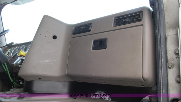 image for item L5272 2007 International 9400i semi truck