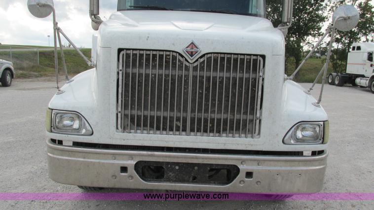 image for item L5272 2007 International 9400i semi truck