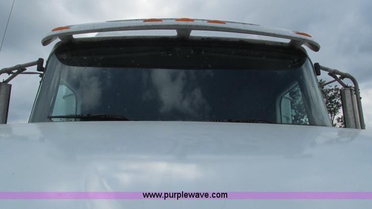 image for item L5272 2007 International 9400i semi truck