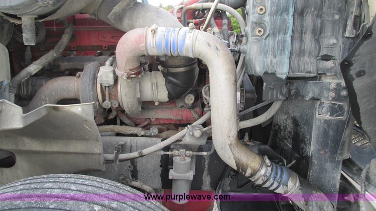 image for item L5272 2007 International 9400i semi truck