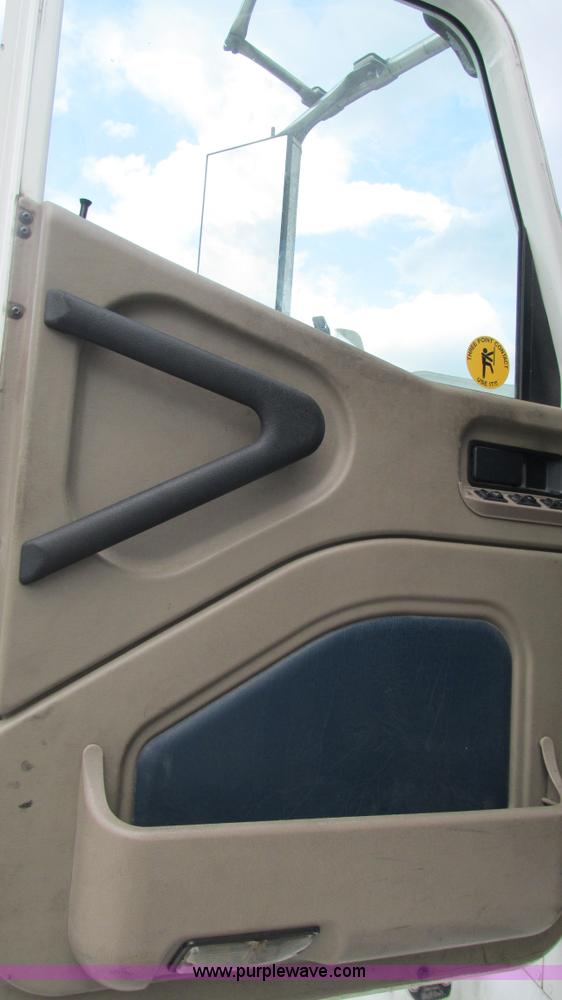 image for item L5272 2007 International 9400i semi truck