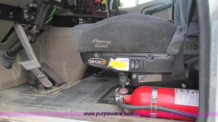 image for item L5272 2007 International 9400i semi truck