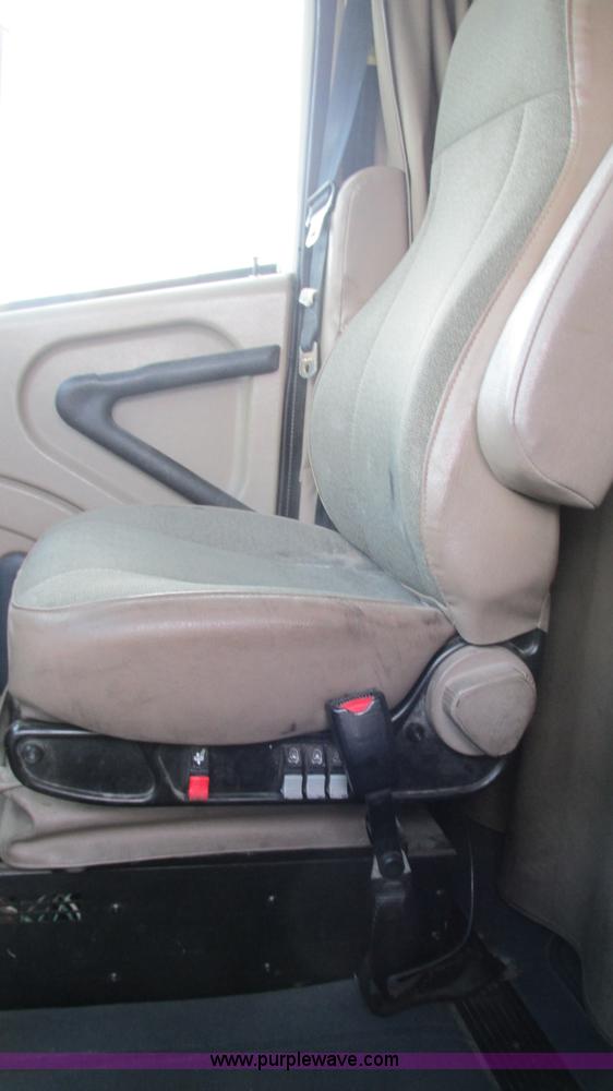 image for item L5272 2007 International 9400i semi truck