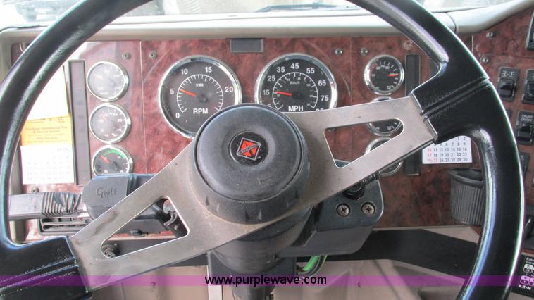 image for item L5272 2007 International 9400i semi truck