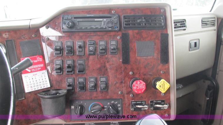 image for item L5272 2007 International 9400i semi truck