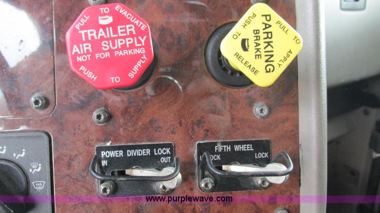 image for item L5272 2007 International 9400i semi truck