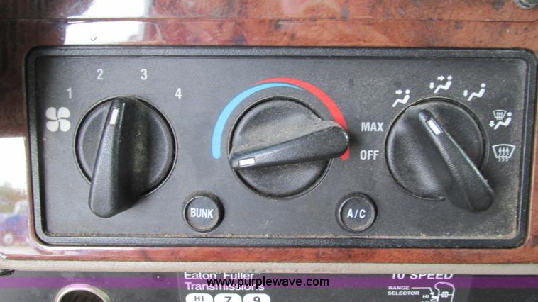 image for item L5272 2007 International 9400i semi truck