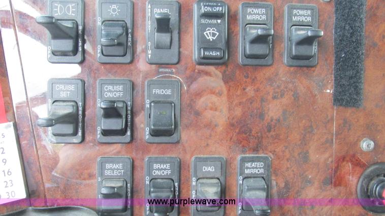 image for item L5272 2007 International 9400i semi truck