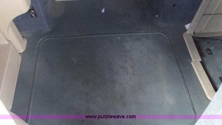 image for item L5272 2007 International 9400i semi truck