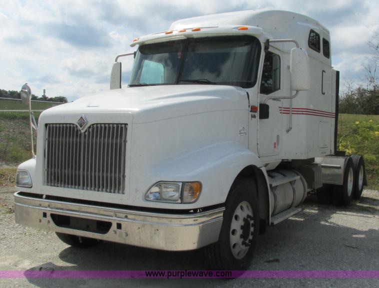 image for item L5273 2005 International 9400i semi truck