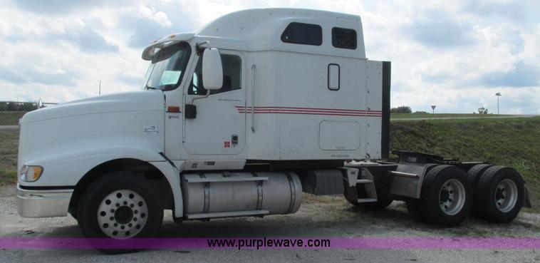 image for item L5273 2005 International 9400i semi truck