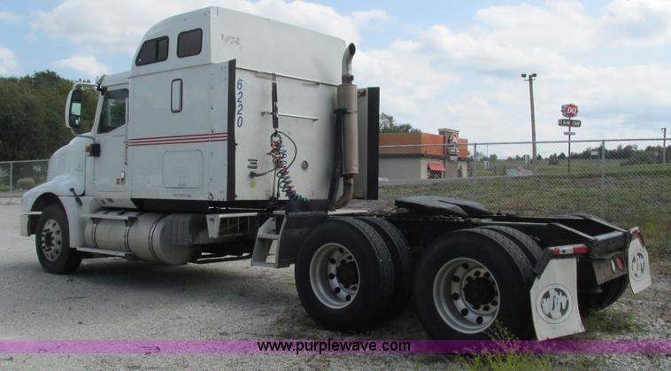 image for item L5273 2005 International 9400i semi truck