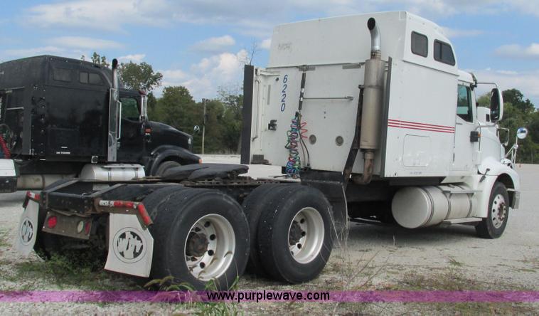 image for item L5273 2005 International 9400i semi truck