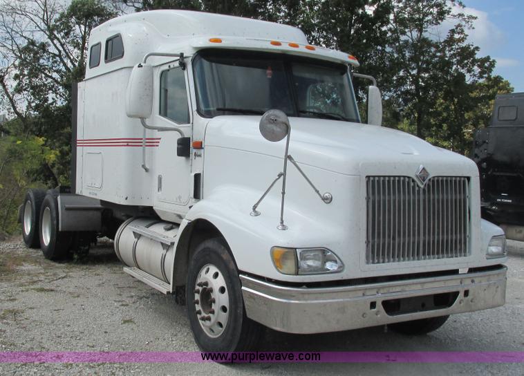 image for item L5273 2005 International 9400i semi truck