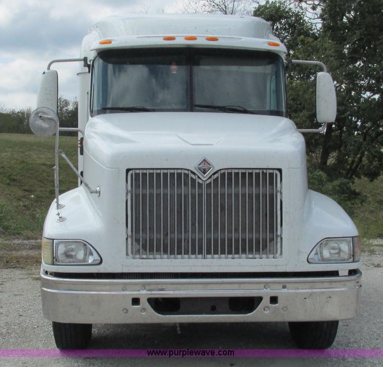 image for item L5273 2005 International 9400i semi truck
