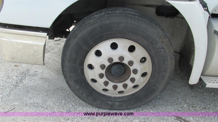 image for item L5273 2005 International 9400i semi truck