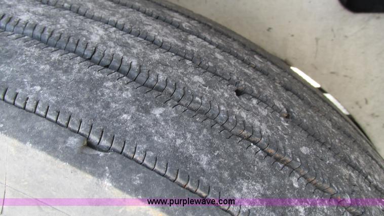 image for item L5273 2005 International 9400i semi truck