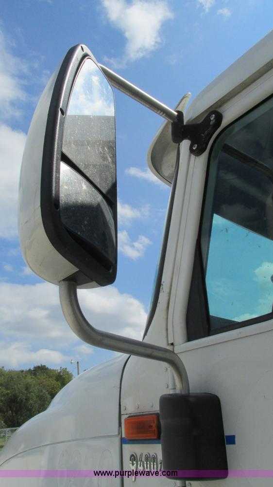 image for item L5273 2005 International 9400i semi truck