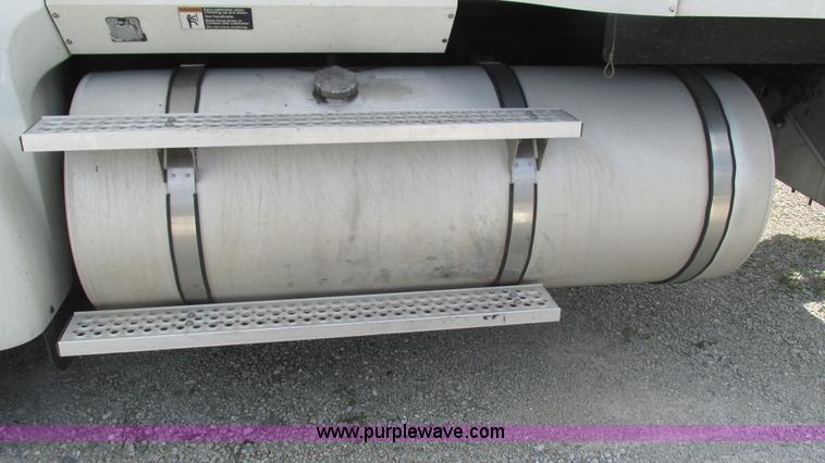 image for item L5273 2005 International 9400i semi truck