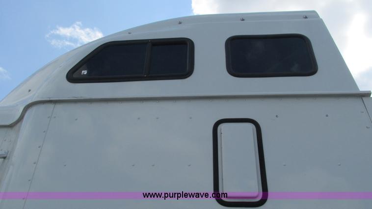 image for item L5273 2005 International 9400i semi truck