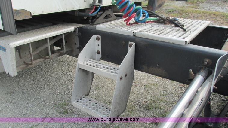 image for item L5273 2005 International 9400i semi truck