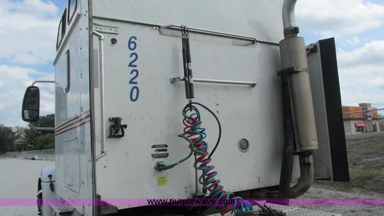 image for item L5273 2005 International 9400i semi truck