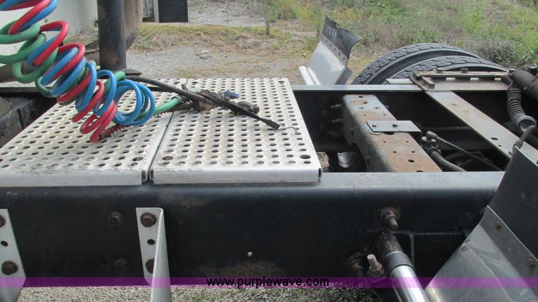 image for item L5273 2005 International 9400i semi truck