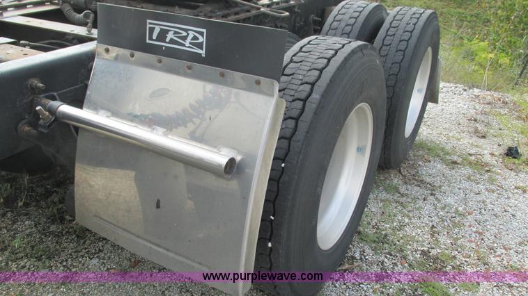 image for item L5273 2005 International 9400i semi truck