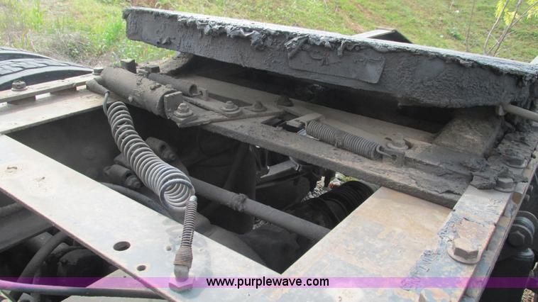 image for item L5273 2005 International 9400i semi truck