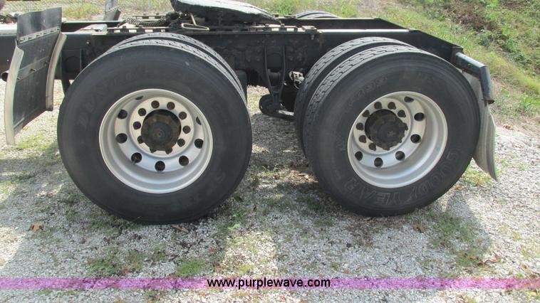 image for item L5273 2005 International 9400i semi truck