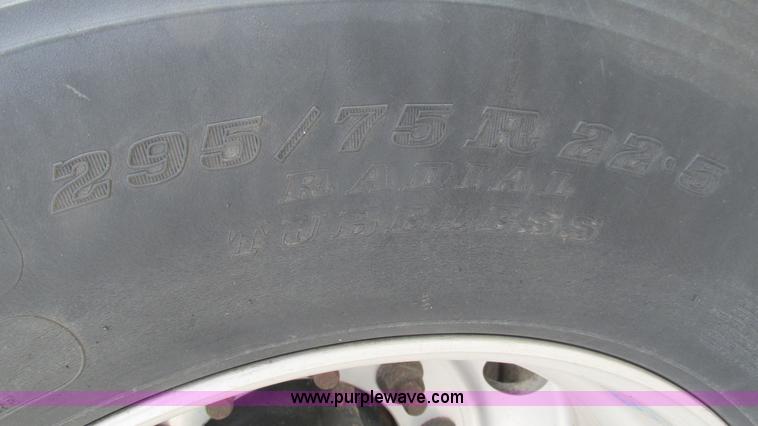 image for item L5273 2005 International 9400i semi truck