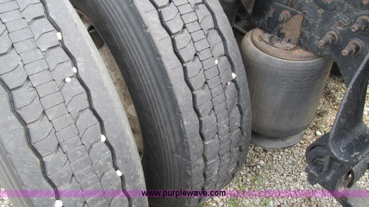 image for item L5273 2005 International 9400i semi truck