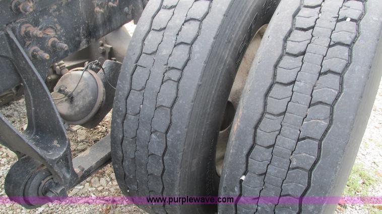 image for item L5273 2005 International 9400i semi truck