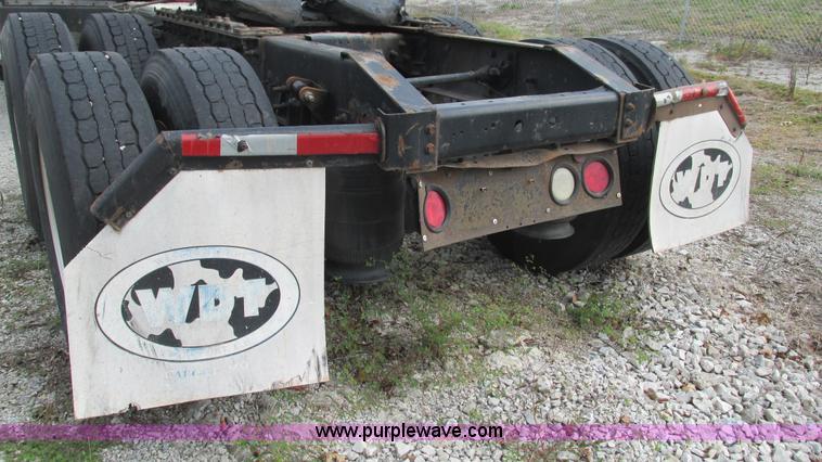 image for item L5273 2005 International 9400i semi truck