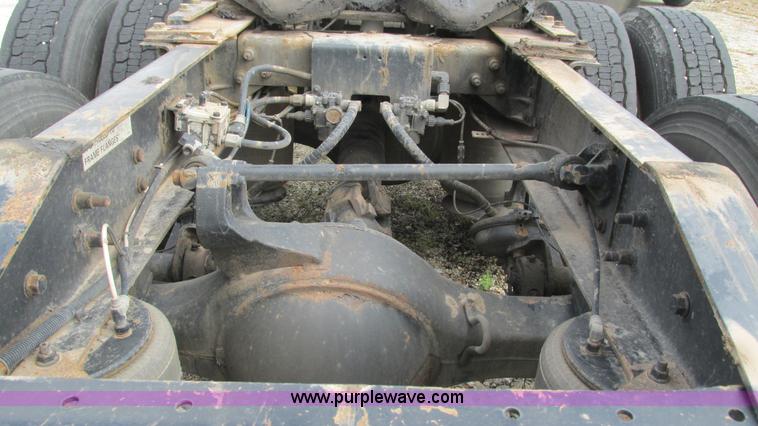 image for item L5273 2005 International 9400i semi truck