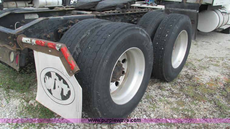 image for item L5273 2005 International 9400i semi truck