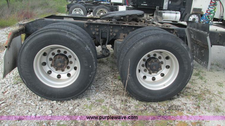 image for item L5273 2005 International 9400i semi truck