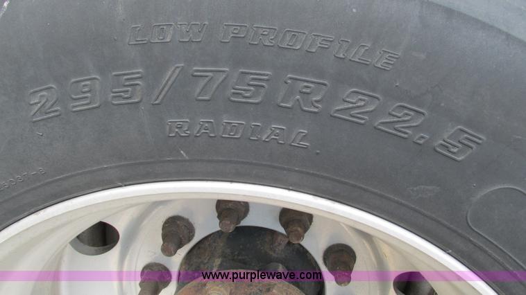 image for item L5273 2005 International 9400i semi truck