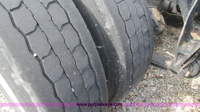 image for item L5273 2005 International 9400i semi truck