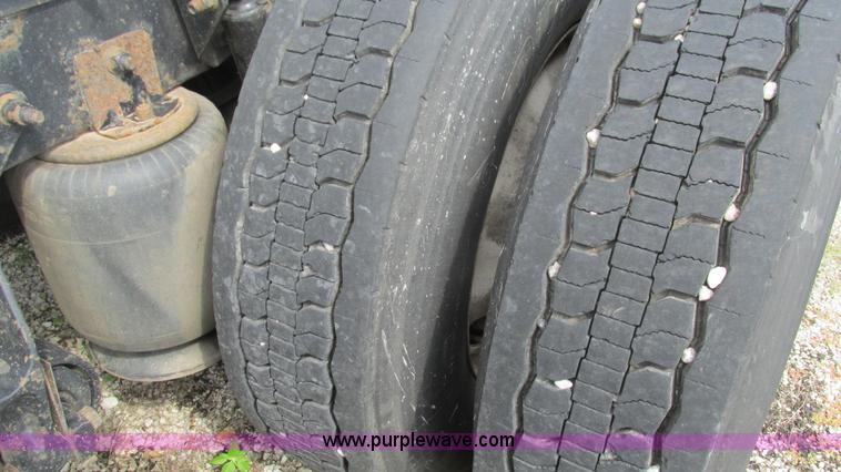 image for item L5273 2005 International 9400i semi truck