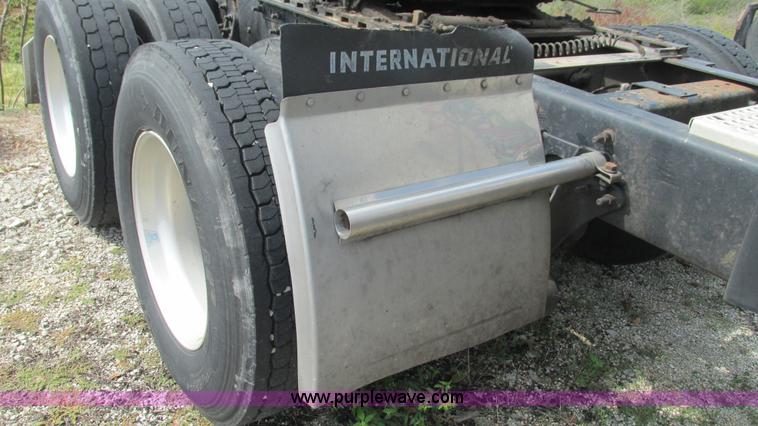 image for item L5273 2005 International 9400i semi truck