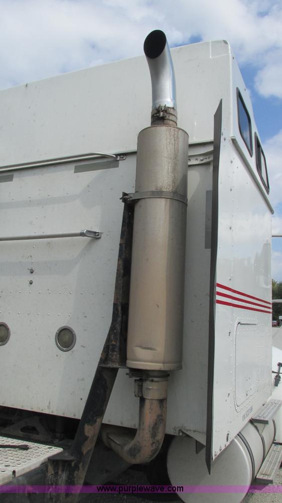 image for item L5273 2005 International 9400i semi truck