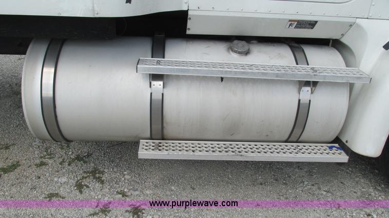 image for item L5273 2005 International 9400i semi truck