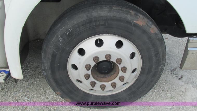 image for item L5273 2005 International 9400i semi truck