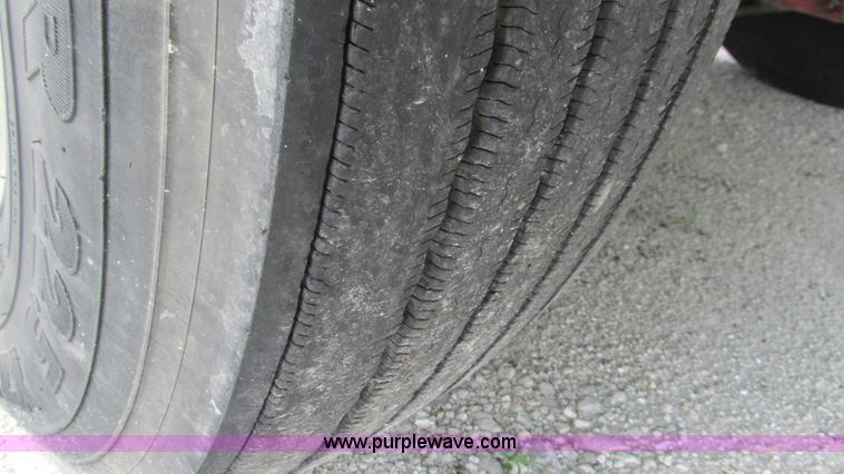 image for item L5273 2005 International 9400i semi truck