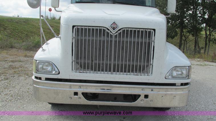 image for item L5273 2005 International 9400i semi truck