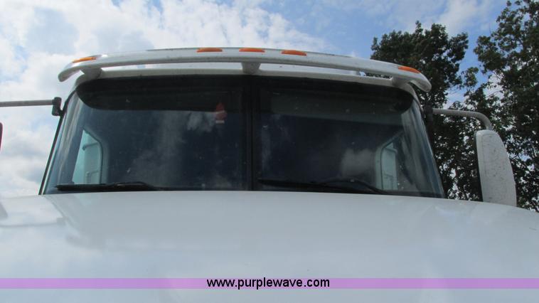 image for item L5273 2005 International 9400i semi truck