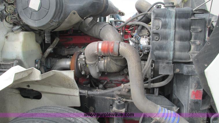 image for item L5273 2005 International 9400i semi truck